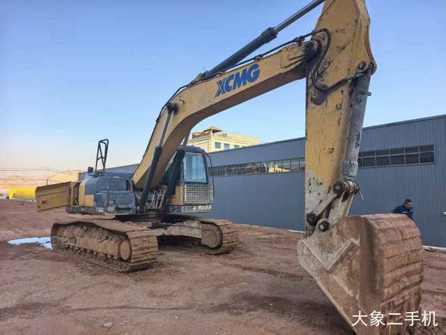 徐工 XE270DK 挖掘机