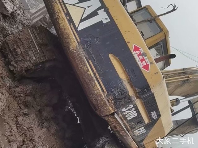 卡特彼勒 320B 挖掘机