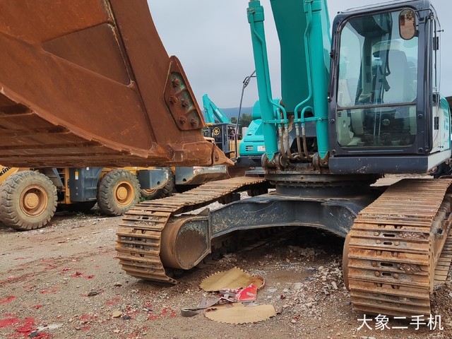 神钢 PC240LC-8 挖掘机