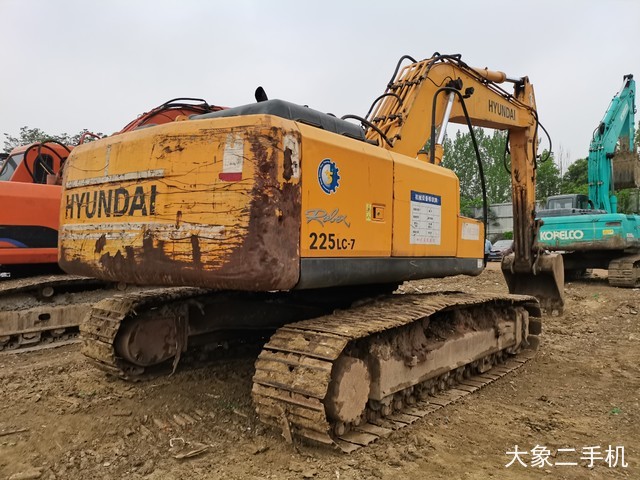 现代 R225LC-7 挖掘机