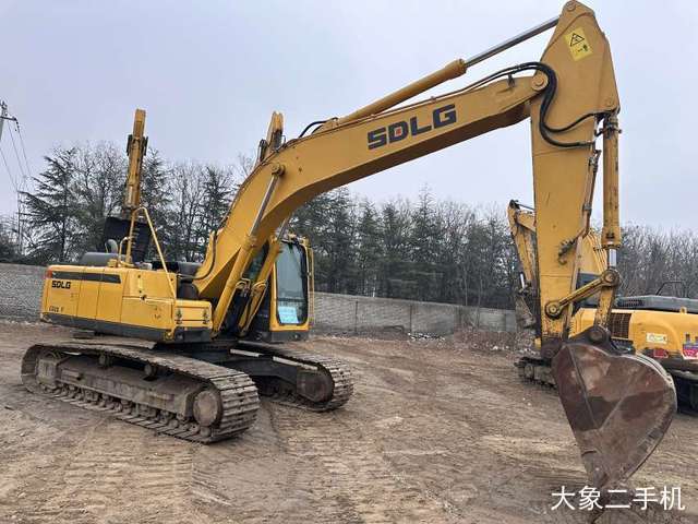 山东临工 E6225H 挖掘机