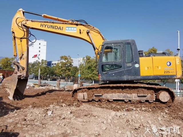 现代 R225LC-7 挖掘机