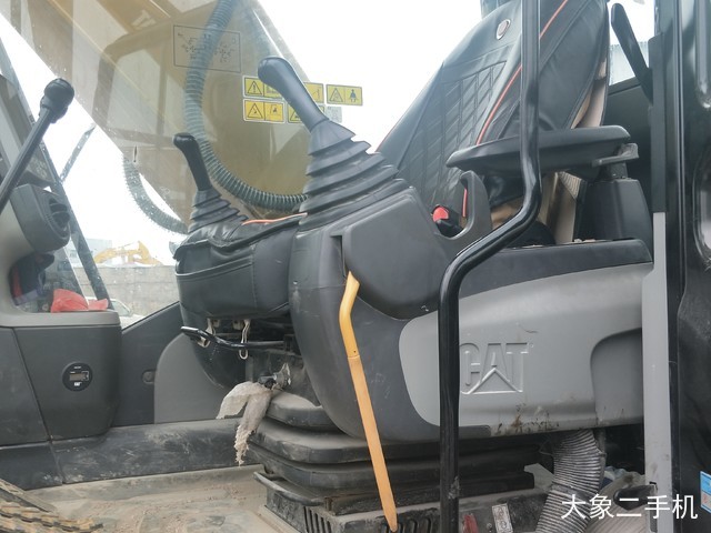 卡特彼勒 323D2L 挖掘机