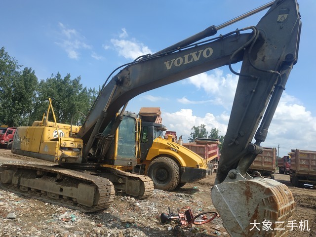 沃尔沃 EC240B 挖掘机