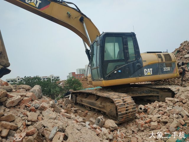 卡特彼勒 323DL 挖掘机