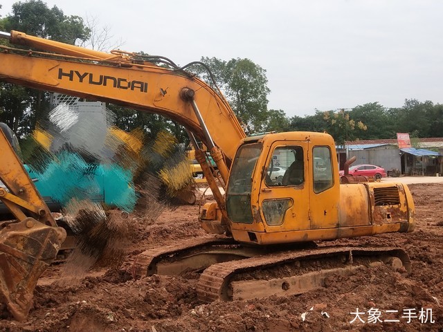 现代 R220-5 挖掘机