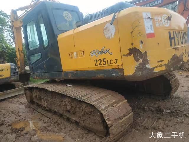 现代 R225LC-7 挖掘机