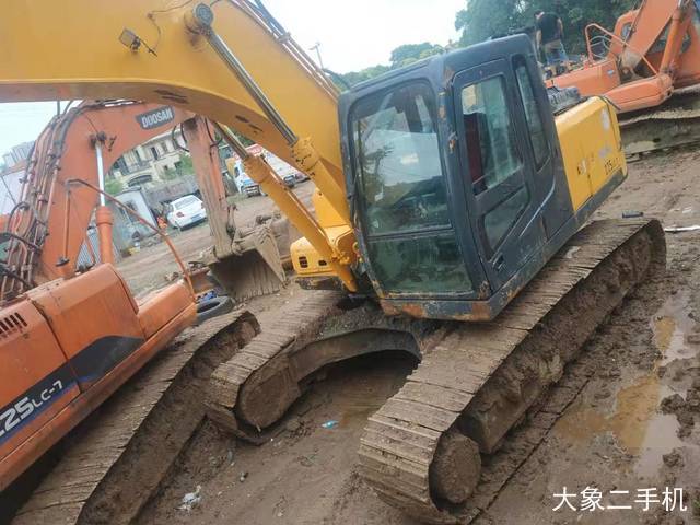 现代 R225LC-7 挖掘机