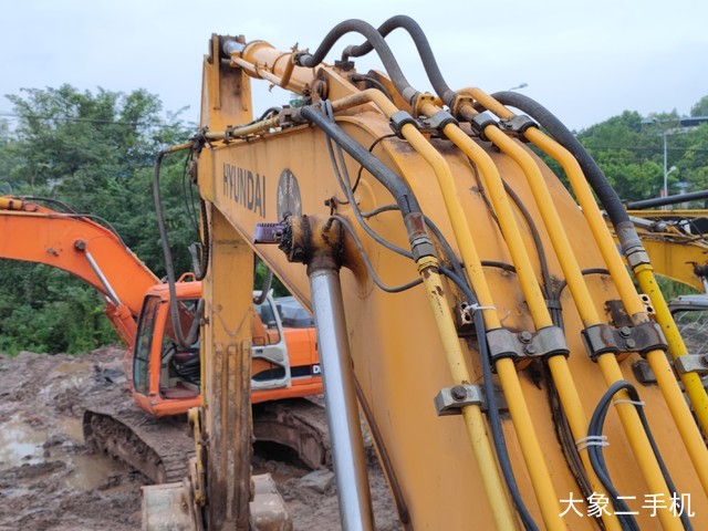 现代 R225-7 挖掘机