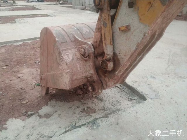 山东临工 LG6135E 挖掘机