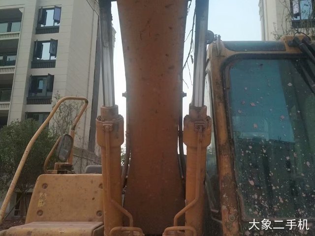 山东临工 LG6135E 挖掘机