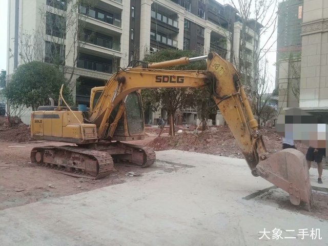 山东临工 LG6135E 挖掘机