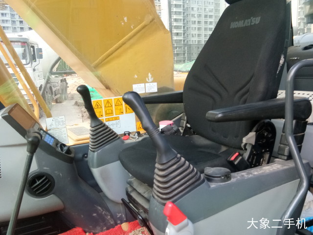 小松 PC240LC-8M0 挖掘机