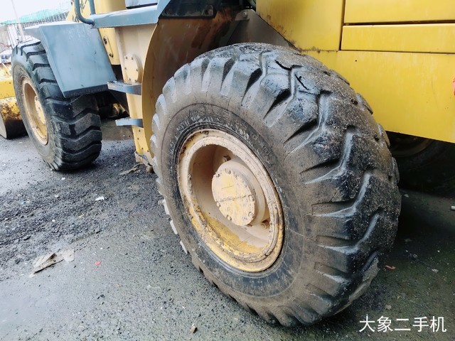 龙工 LG833B 装载机