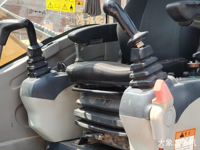 徐工 XE75D 挖掘机