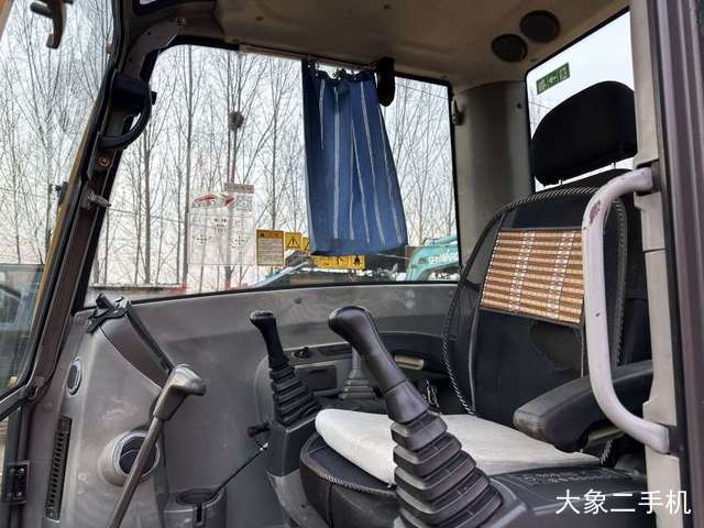 山东临工 E660F 挖掘机