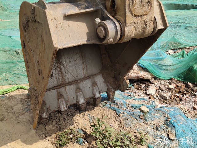 雷沃重工 FR220E 挖掘机