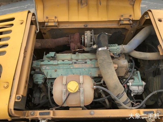 沃尔沃 EC240B 挖掘机