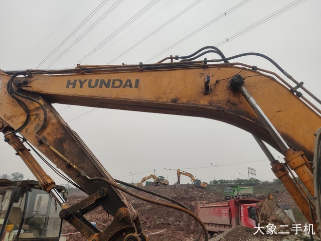 现代 R225-7 挖掘机