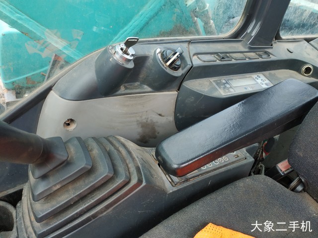 神钢 SK270D-8 挖掘机