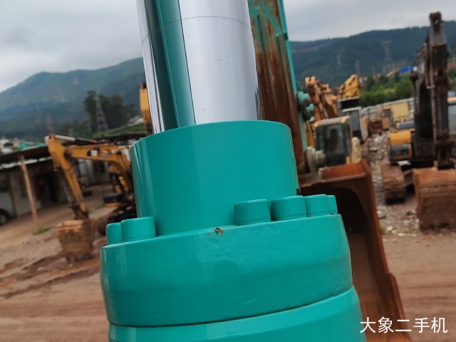 神钢 PC240LC-8 挖掘机