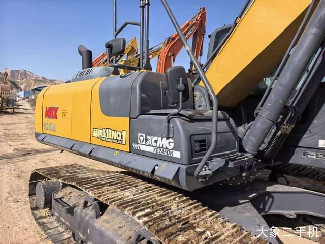 徐工 XE240D 挖掘机