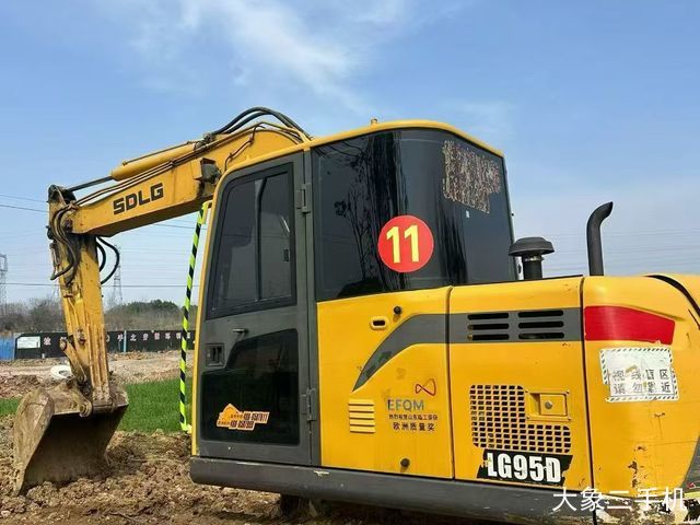 山东临工 E680F 挖掘机