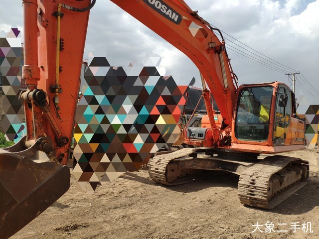 斗山 DX260LC 挖掘机