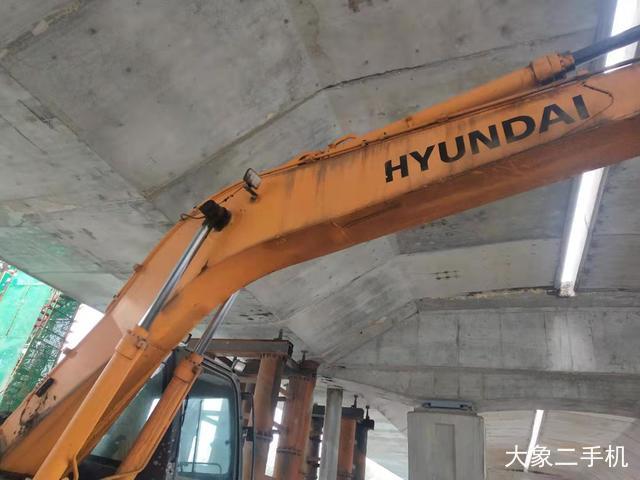 现代 R215-7 挖掘机