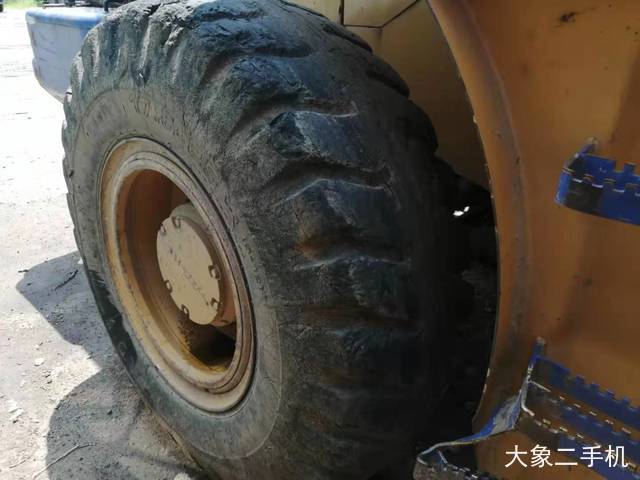 龙工 LG833 装载机