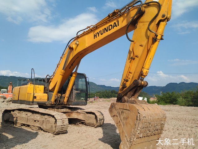 现代 R335LC-7 挖掘机