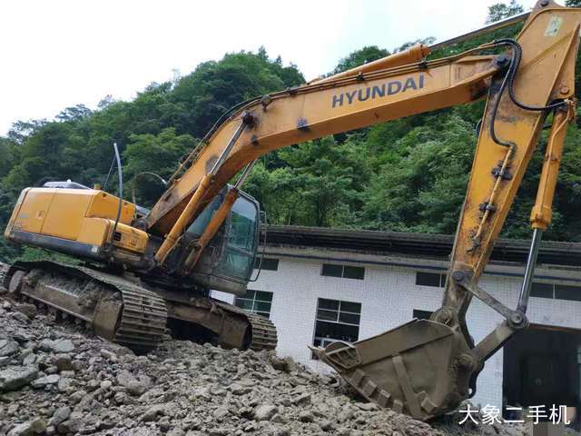 现代 R215-7 挖掘机