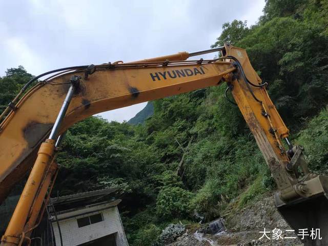 现代 R215-7 挖掘机