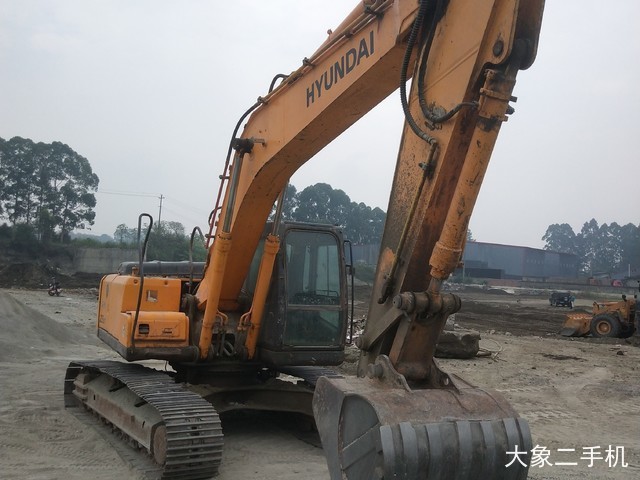 现代 R225LC-7 挖掘机