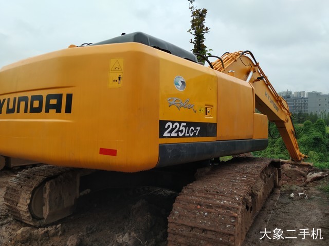 现代 R225LC-7 挖掘机