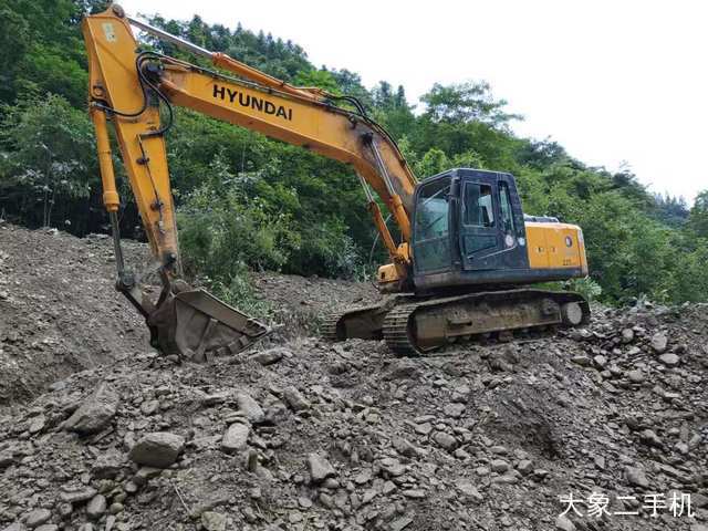 现代 R215-7 挖掘机