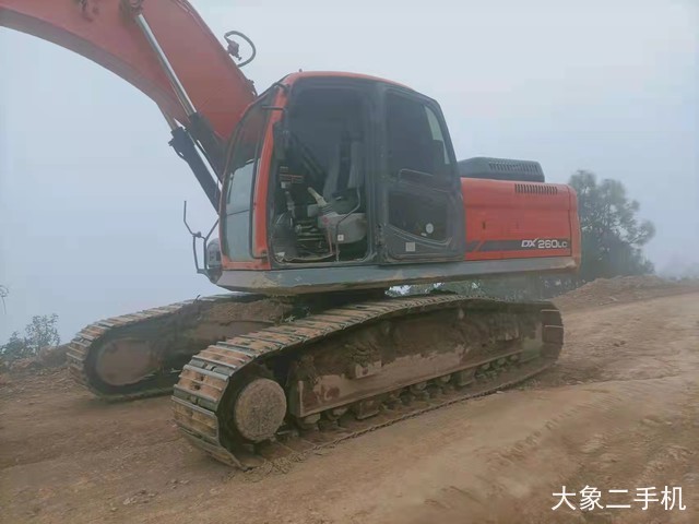 斗山 DX260LC 挖掘机