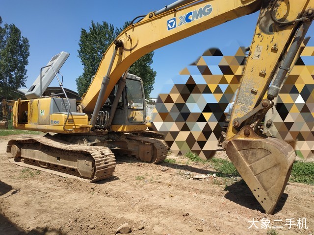 徐工 XE215C 挖掘机