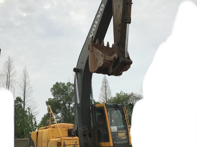 沃尔沃 EC240B 挖掘机