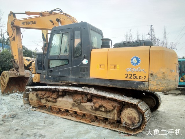 现代 R225LC-7 挖掘机