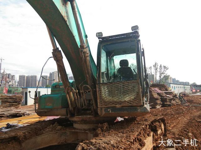 神钢 SK270D-8 挖掘机