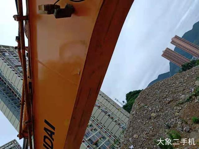 现代 R225LC-7 挖掘机