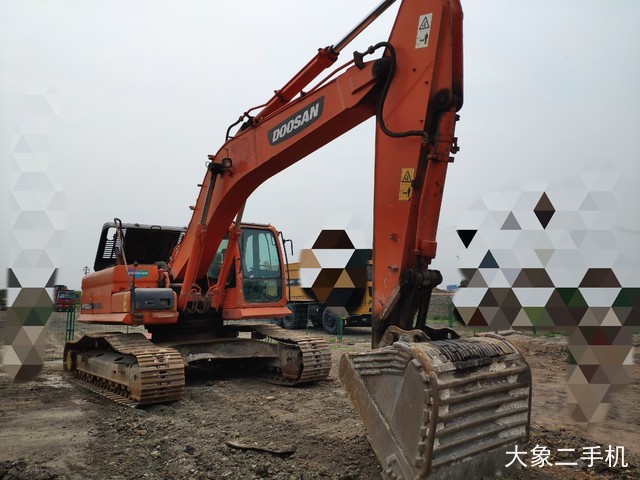斗山 DX260LC 挖掘机