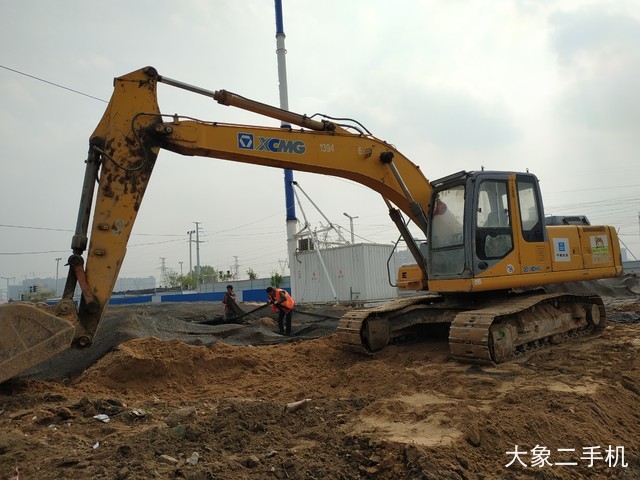 徐工 XE215C 挖掘机