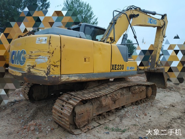 徐工 XE215C 挖掘机