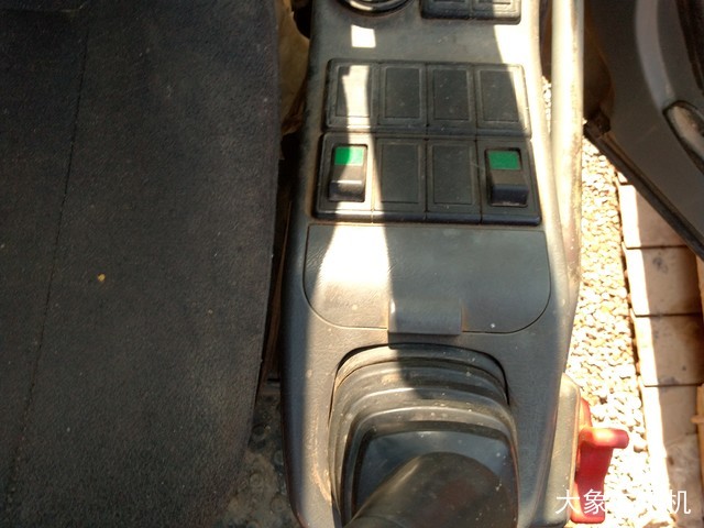 沃尔沃 EC210B 挖掘机