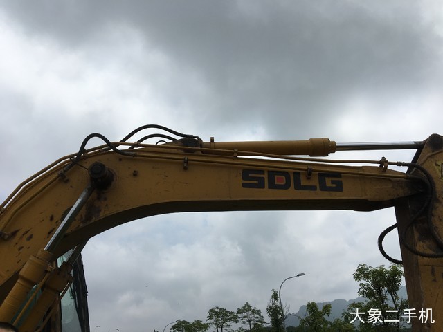 山东临工 LG6135E 挖掘机