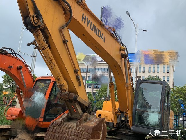 现代 R215-7C 挖掘机