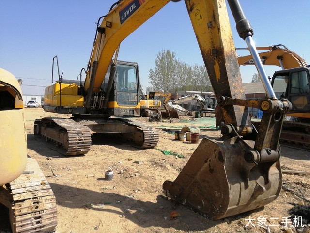 雷沃重工 FR220E 挖掘机