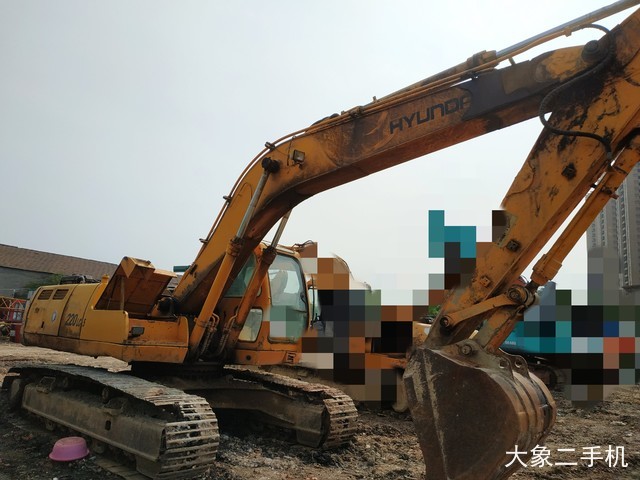 现代 R220LC-5 挖掘机